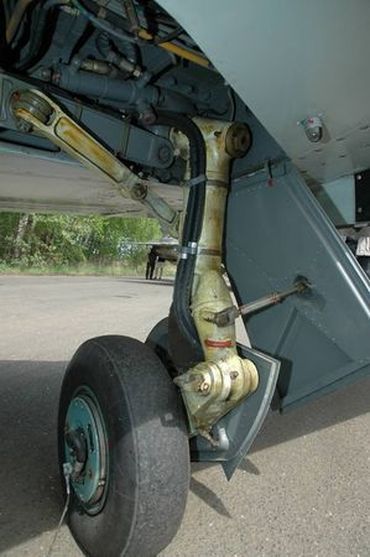 Levá noha hlavního podvozku letounu L-29 Delfin - The left main landing gear leg of the L-29